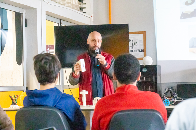 FAS leva jovens do CRAS para conhecer futuro tecnológico no Fab Lab
