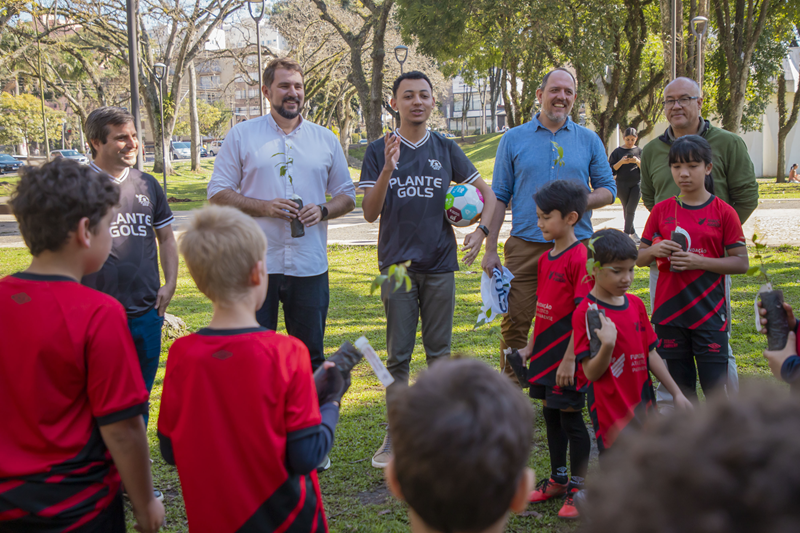 Escolinha de Futebol da Funcap Planta Árvores em Praça de Curitiba