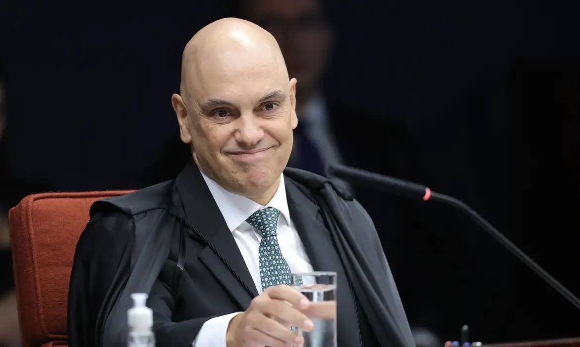 Moraes força depoimento de Flávio Bolsonaro em inquérito por ataque a Lula