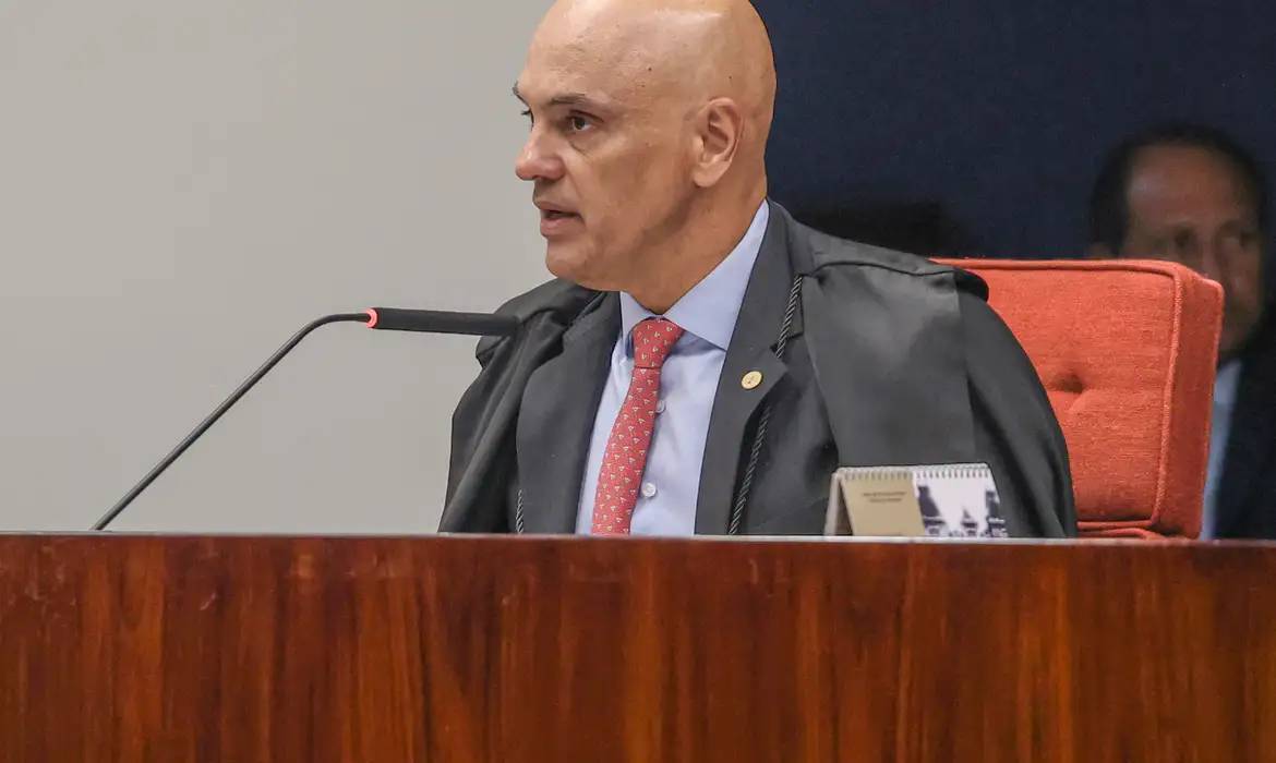 Moraes encerra apuração contra Bolsonaro na ‘Abin Paralela’ e desloca caso de Carlos Bolsonaro
