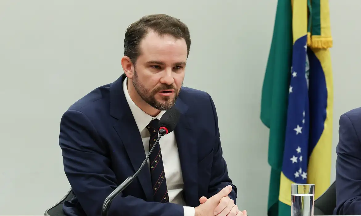 Durigan expõe dívida brasileira menor que a de potências, mas alerta: risco persiste