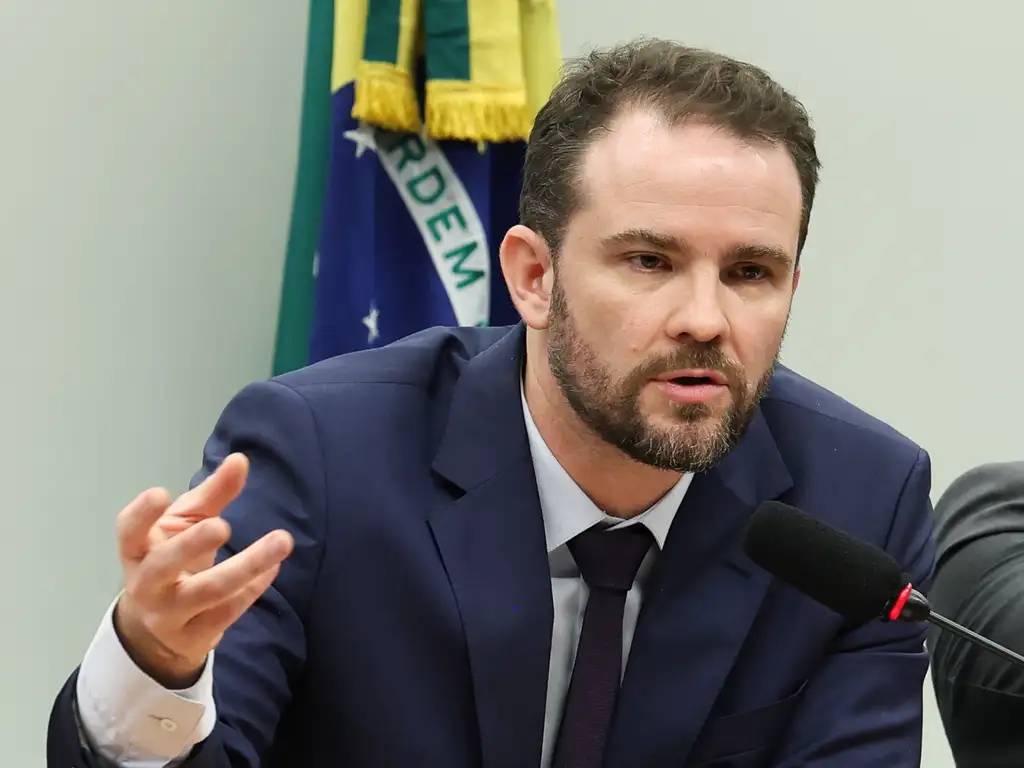 Durigan admite pressão dos EUA e sugere retomar retaliação tarifária
