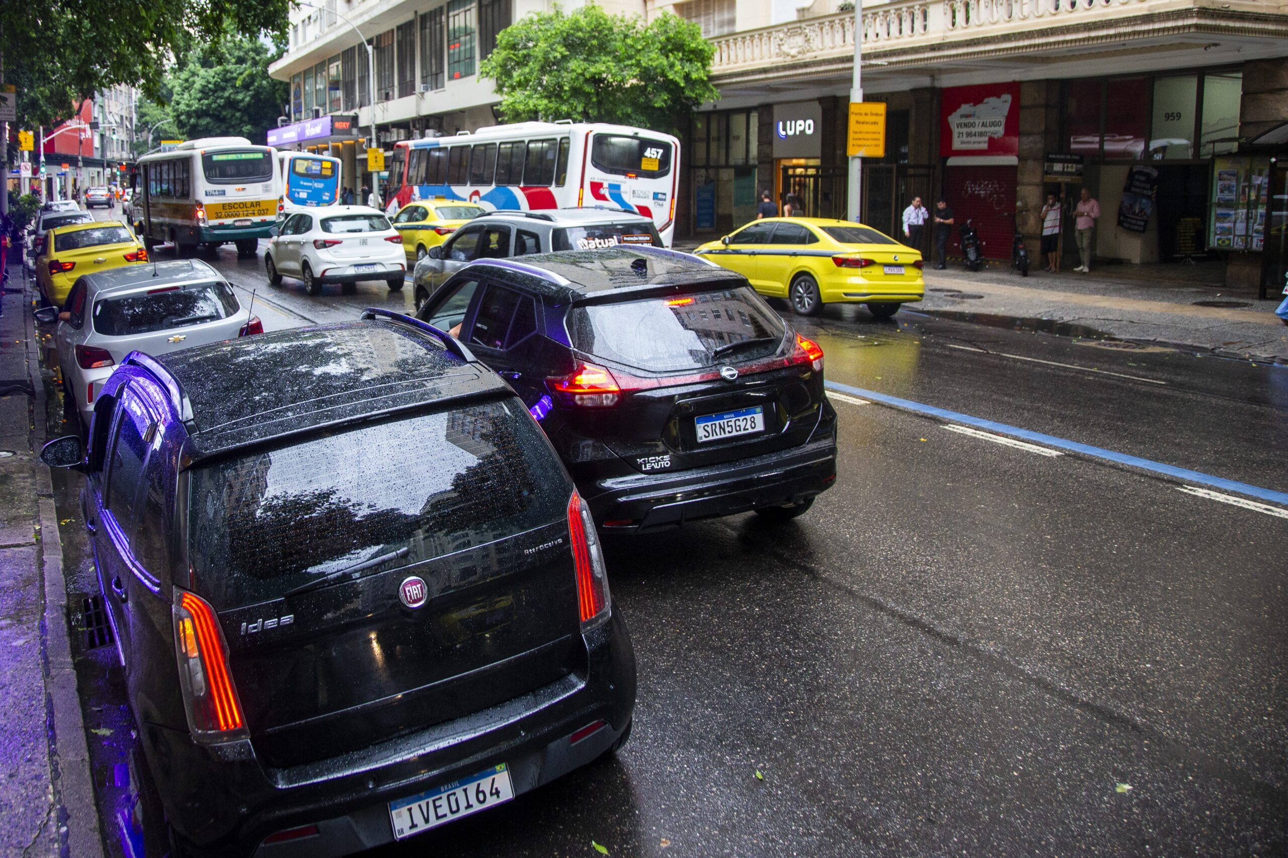 Rio de Janeiro tem risco 20 vezes maior de roubo de carros que Paraná