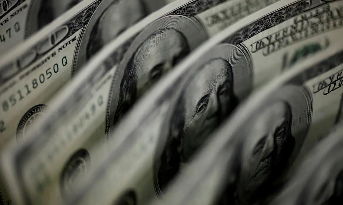 Dólar Avança a R$ 5,11 em Meio a Choque Geopolítico e Bolsa Estabiliza