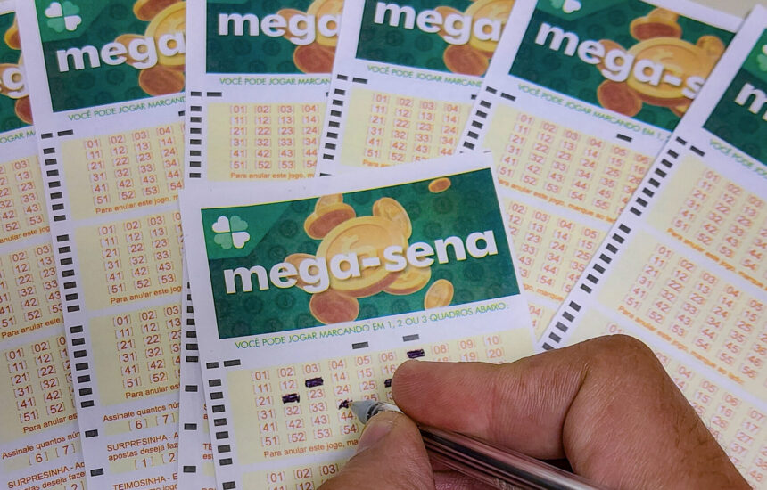 Mega-Sena acumula e provoca corrida por R$ 100 milhões no sábado