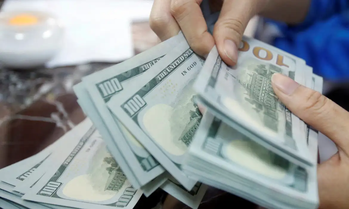 Dólar dispara a maior cotação em duas semanas com petróleo em queda