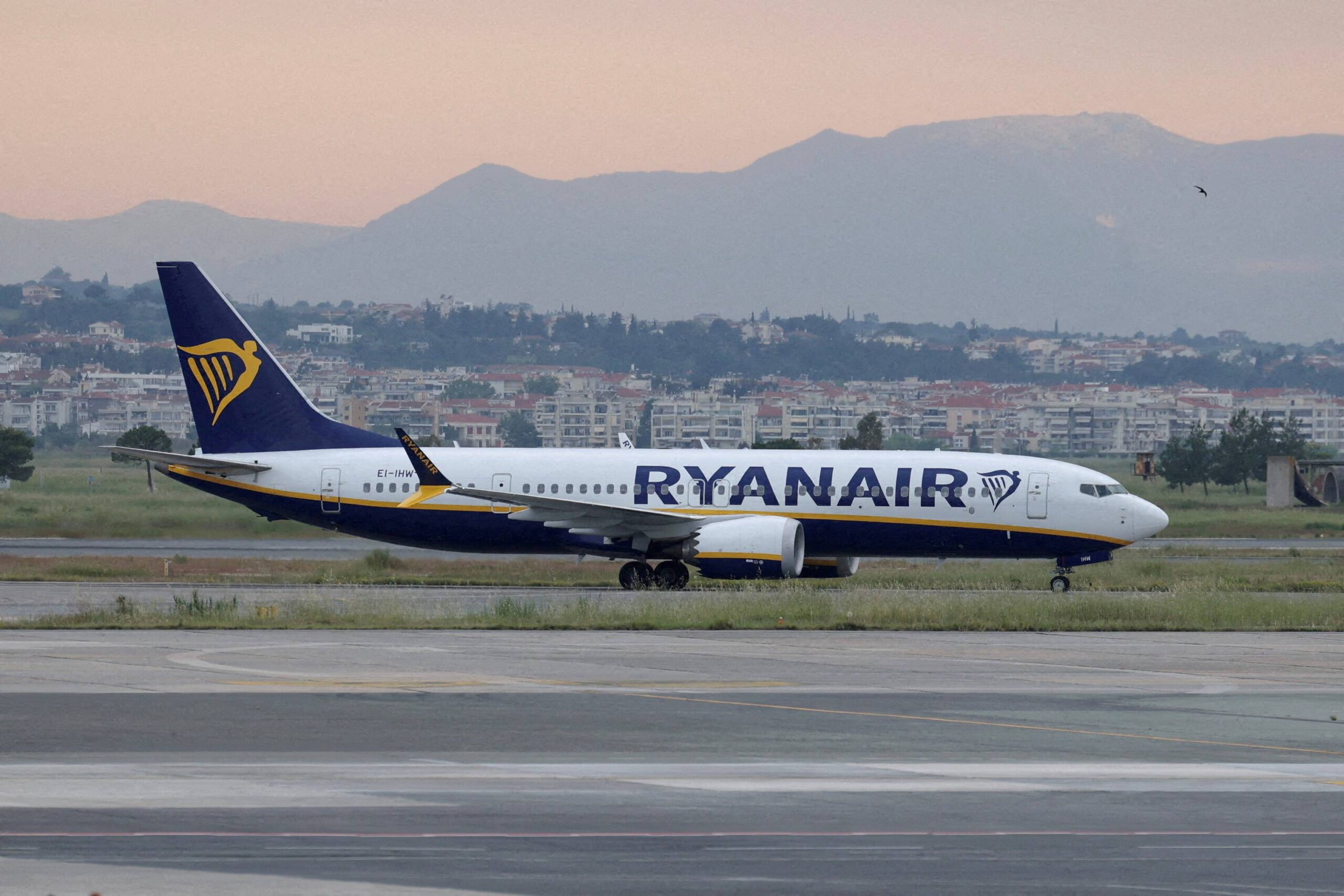 Janela se solta em voo da Ryanair e passageiro é sugado parcialmente na Grécia