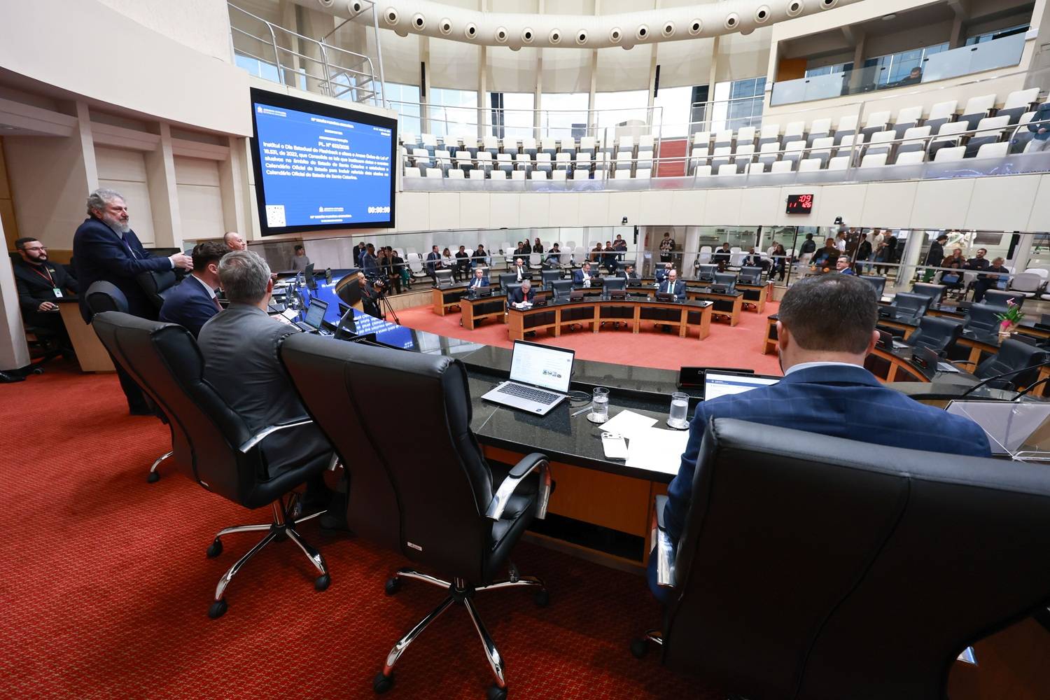 SC impõe cota racial com teto e barreira de renda após recuo do STF