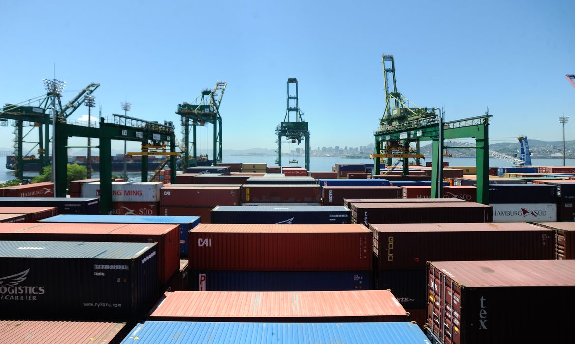 Tarifaço dos EUA atinge indústria, mas balança comercial brasileira sofre pouco