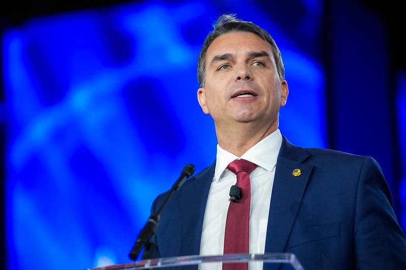 Flávio Bolsonaro terá voz em audiência que pode impor tarifa dos EUA ao Brasil