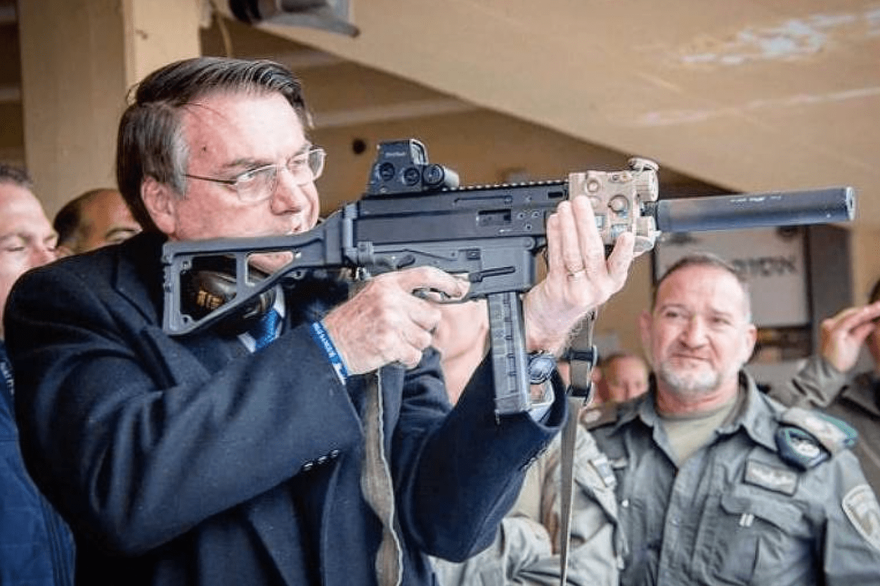 Moraes cancela porte e registro de armas de Bolsonaro e manda apreender armamento