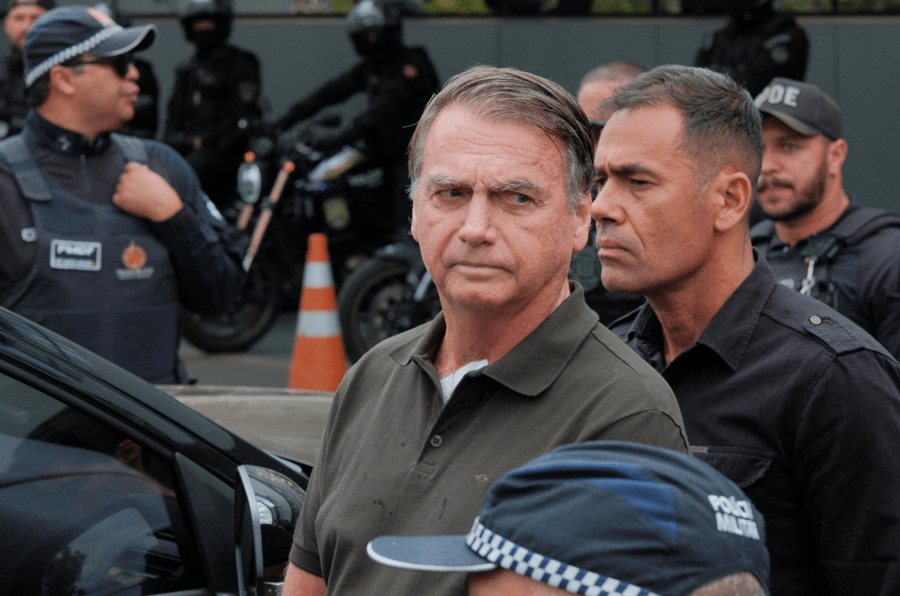 Bolsonaro revela que delegado da PF favoreceu posse ilegal de arma em casa