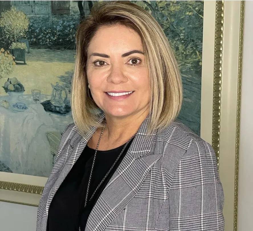 TRE-DF Bloqueia R$ 227 Mil de Ex-Esposa de Bolsonaro por Dívida Eleitoral