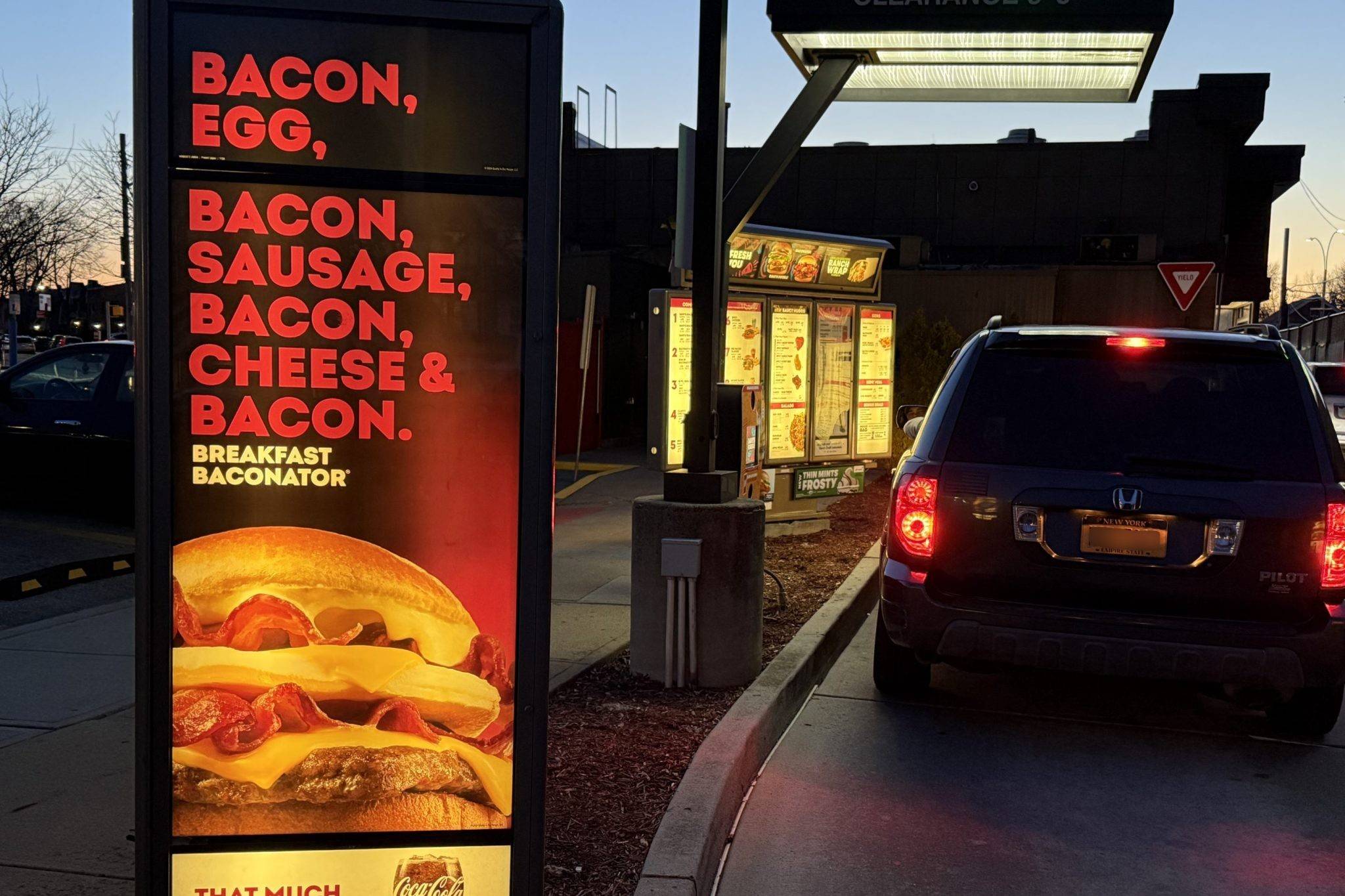 Fast-food dos EUA empurram IA, mas clientes resistem ao atendimento robótico