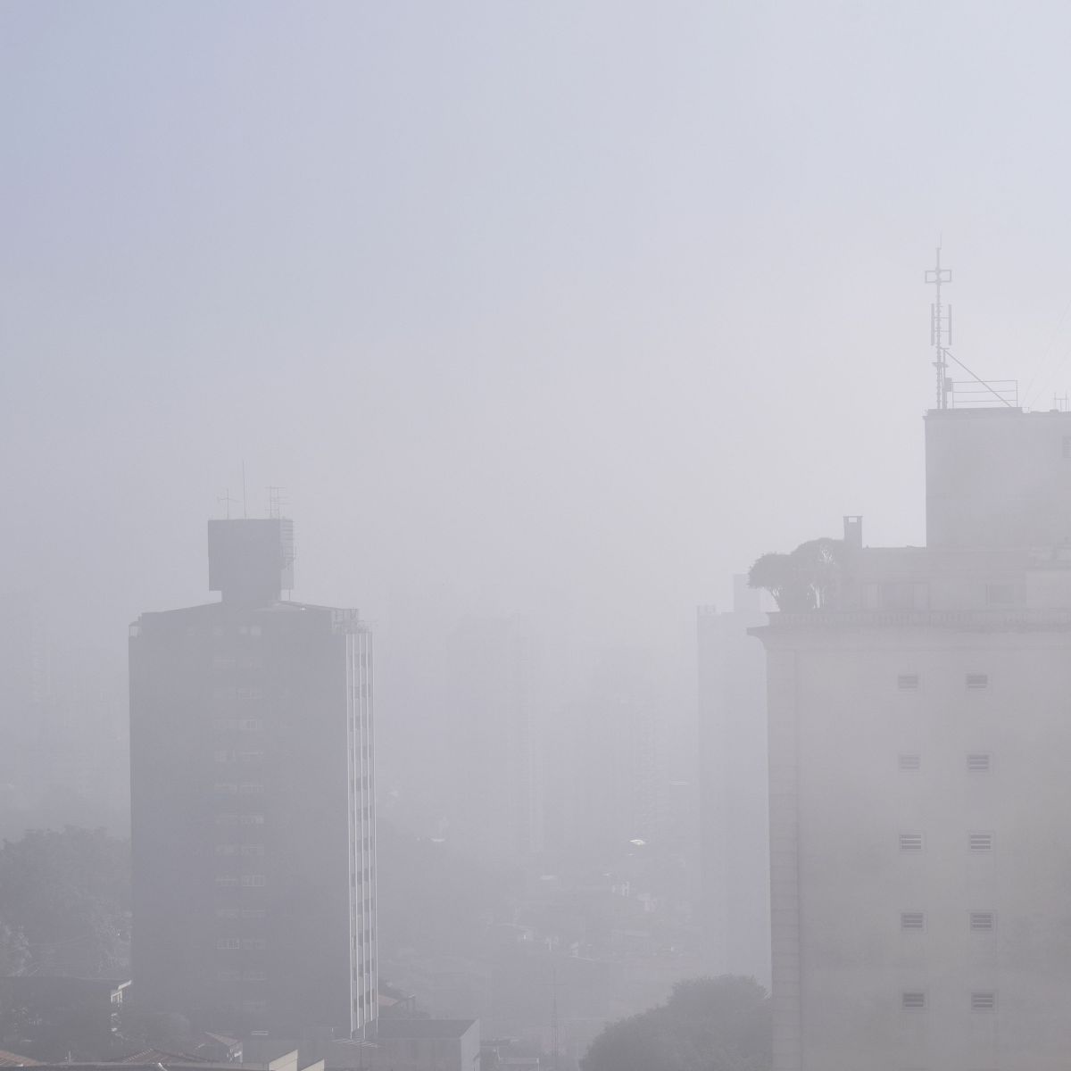 Brasil enfrenta temporais intensos com risco de deslizamentos no RJ