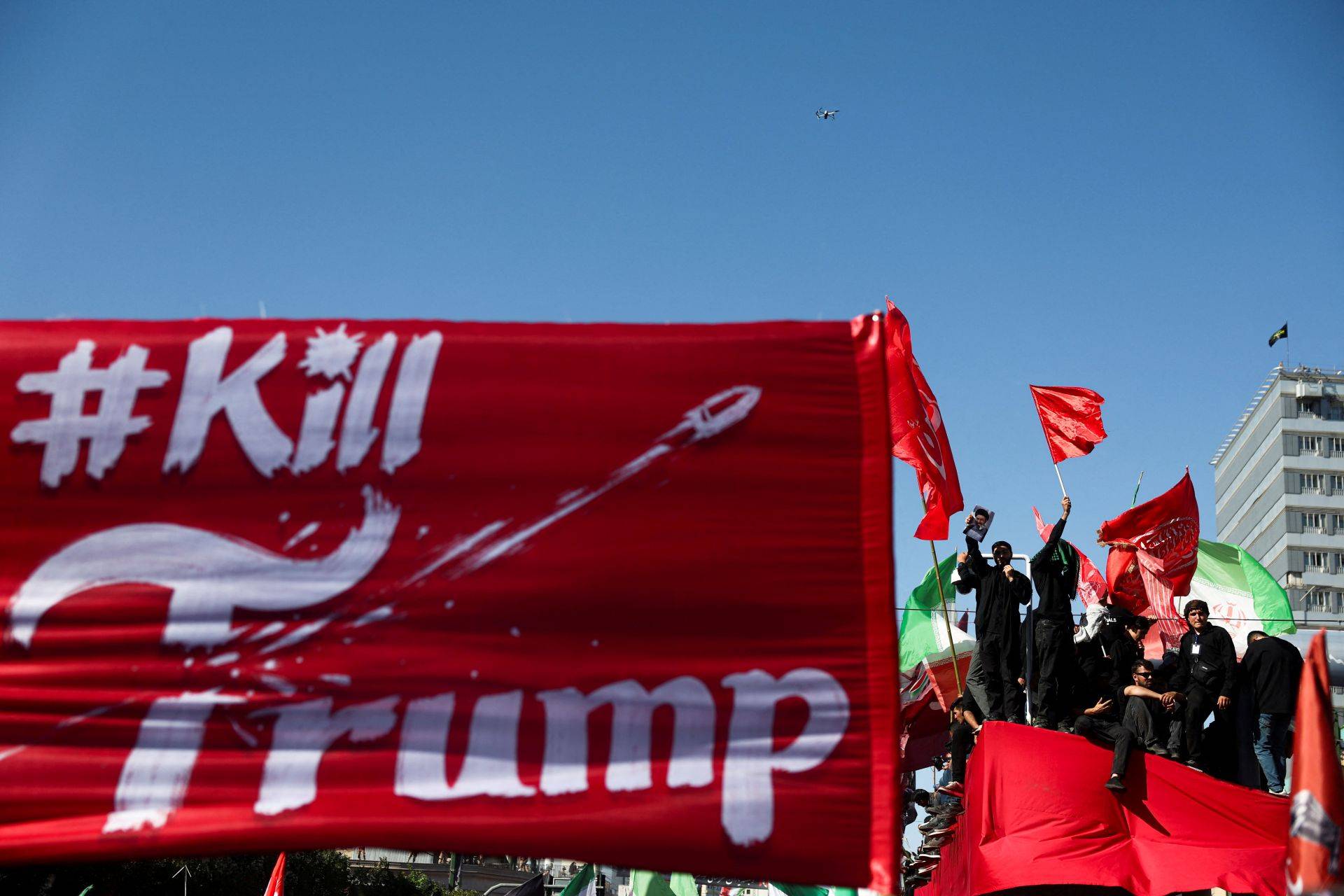 Trump ameaça Irã com milhares de mísseis prontos após funeral de líder iraniano