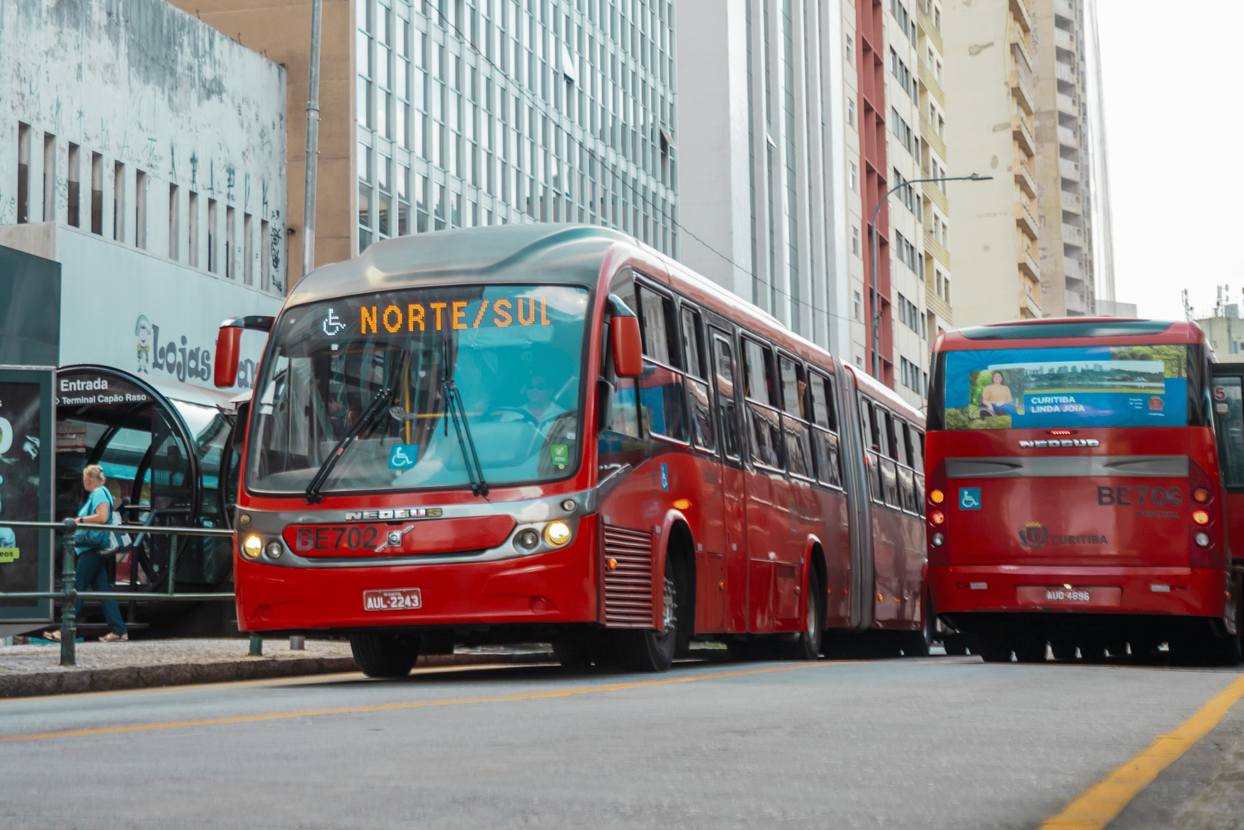 Curitiba pressiona com ônibus 13 minutos mais rápidos que média nacional