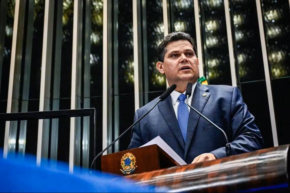 Alcolumbre pressiona por fim imediato da escala 6×1 no Senado