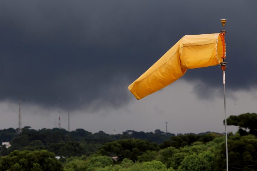 Frente fria pressiona Paraná com alertas de tempestades e risco de caos