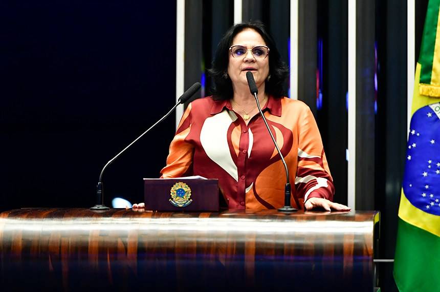 Damares abandona equipe de Flávio Bolsonaro após ataques da direita