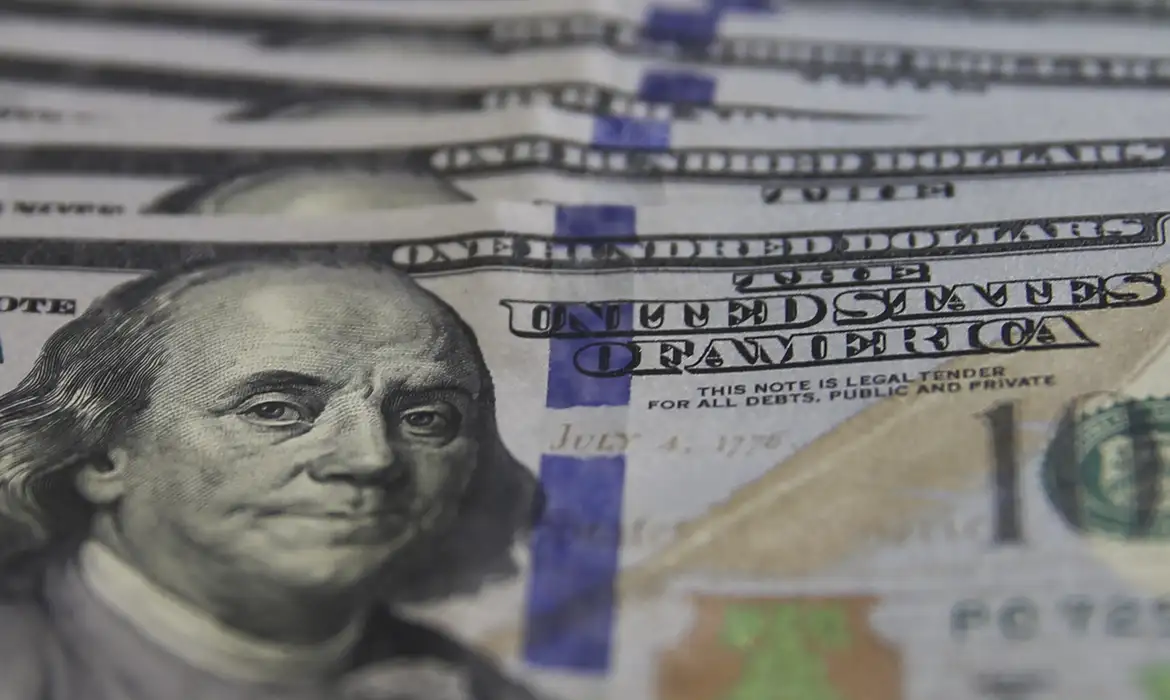 Dólar desaba com alta do petróleo e atração de capital estrangeiro