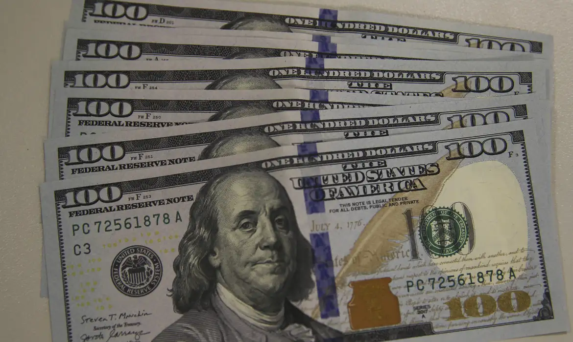 Dólar Cai a R$ 5,08 com Real Aproveitando Juros e Petróleo; Bolsa Amarga Quarta Queda Seguidas