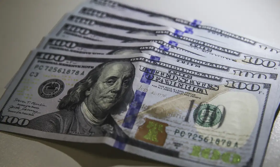 Dólar trava em R$ 5,08 diante de tarifação e tensão no Oriente Médio