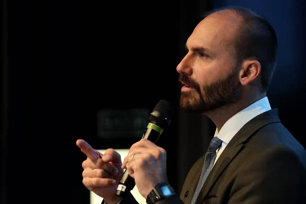 Eduardo Bolsonaro Ganha Green Card e Escapa de Justiça Brasileira