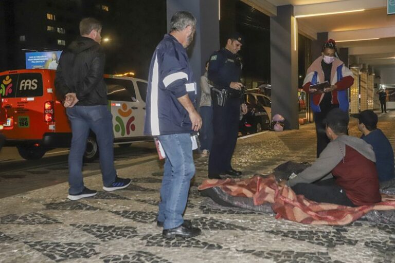 Curitiba intensifica assistência diária a moradores de rua sob pressão social