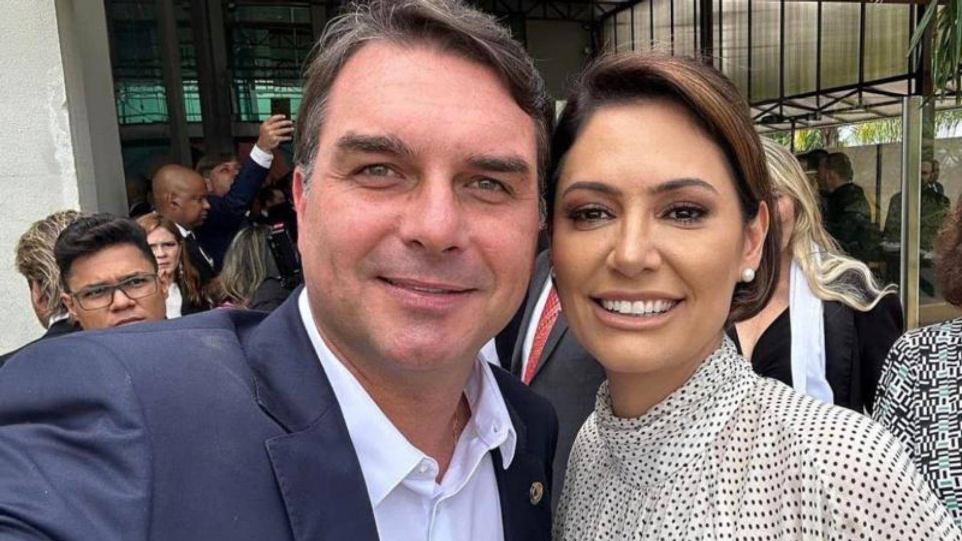 Flávio Bolsonaro ignora Michelle e evita pressão por apoio na campanha