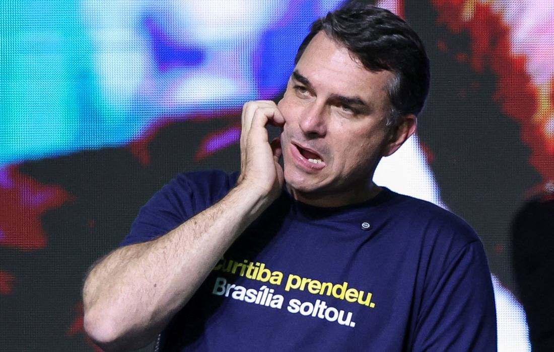 Pesquisa aponta Flávio Bolsonaro como responsável pelo tarifaço dos EUA