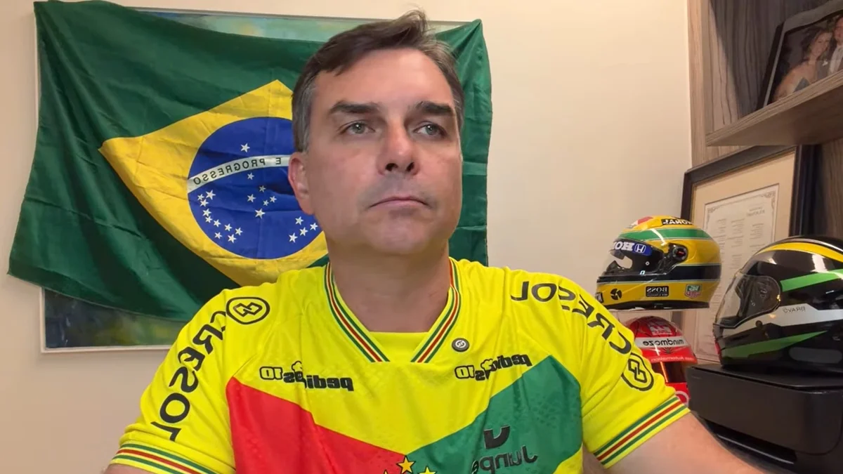 Flávio Bolsonaro ignora Michelle em live após pedido de desculpas e tensão persiste
