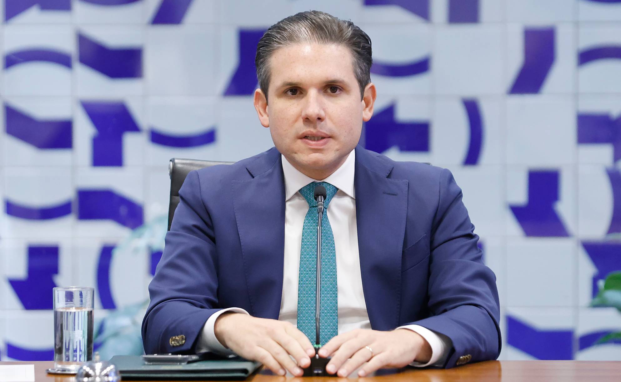 Hugo Motta pressiona ruralistas e governo em disputa bilionária por dívida agrícola