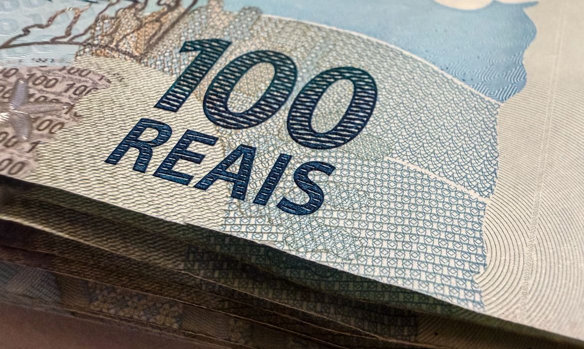 Dólar recua a R$ 5,07 impulsionado pelo petróleo e juros elevados