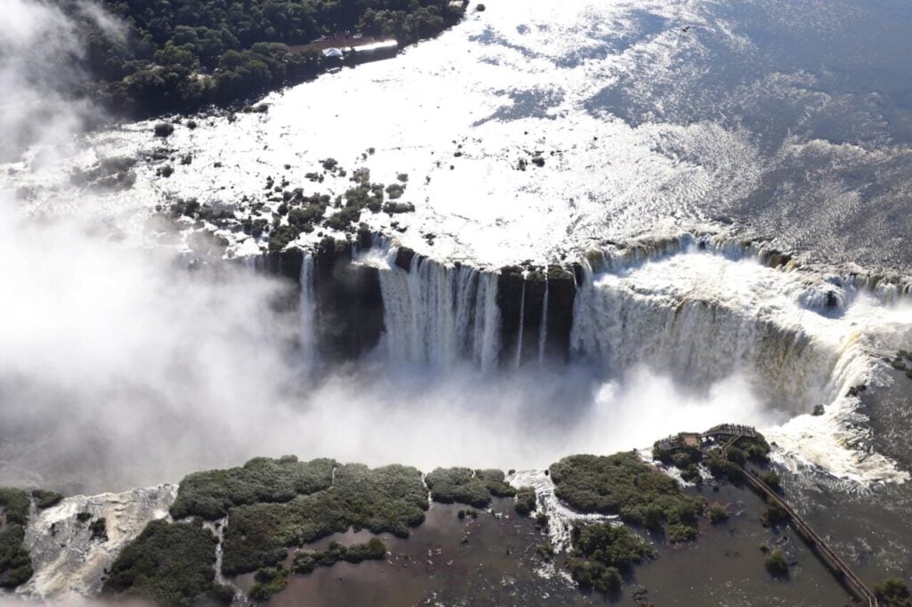Paraná ultrapassa 1 milhão de turistas internacionais; Foz do Iguaçu domina e expõe desafios