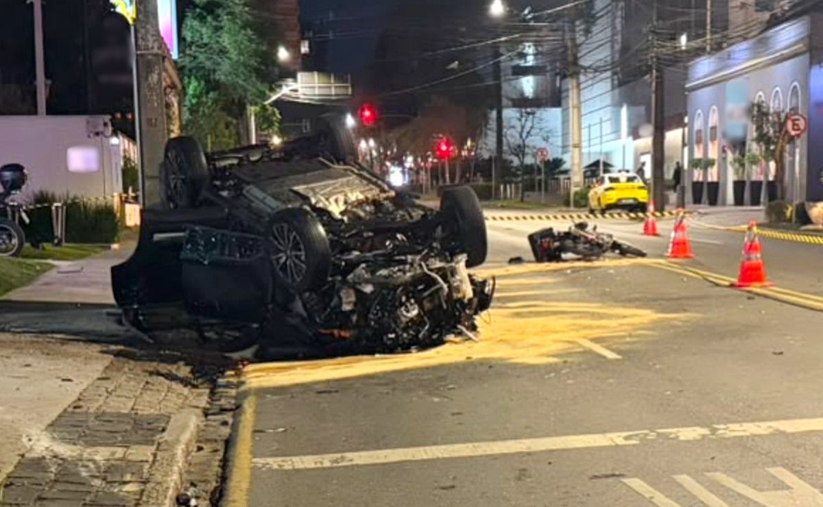 Motociclista morre após carro com CNH suspensa furar sinal no Batel