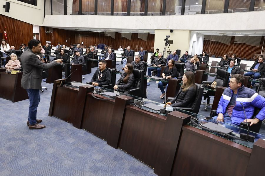 Cooperados da Coasul visitam Assembleia Legislativa do Paraná