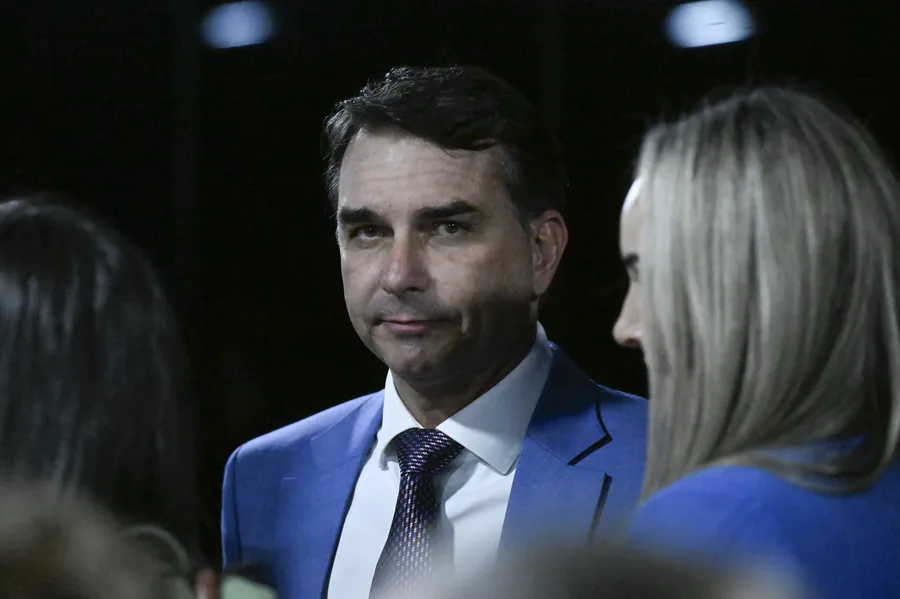Flávio Bolsonaro evita debates sem Lula para não fortalecer rivais de direita