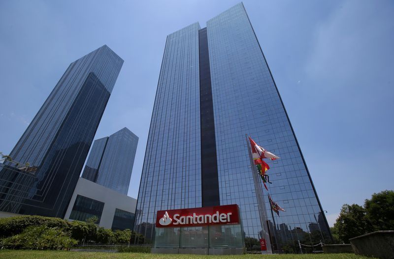 Santander pressiona com lucro bilionário e reajusta aposta no mercado