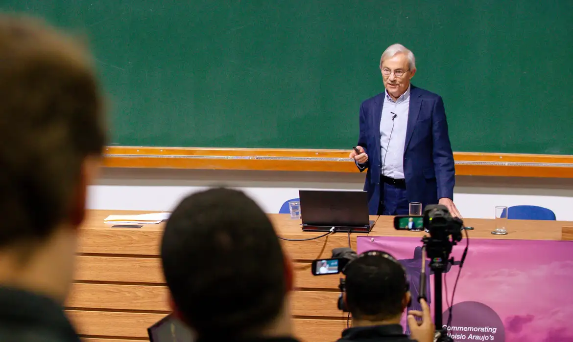 Nobel desmonta mito: IA não vai dizimar empregos, mas aprofunda desigualdade