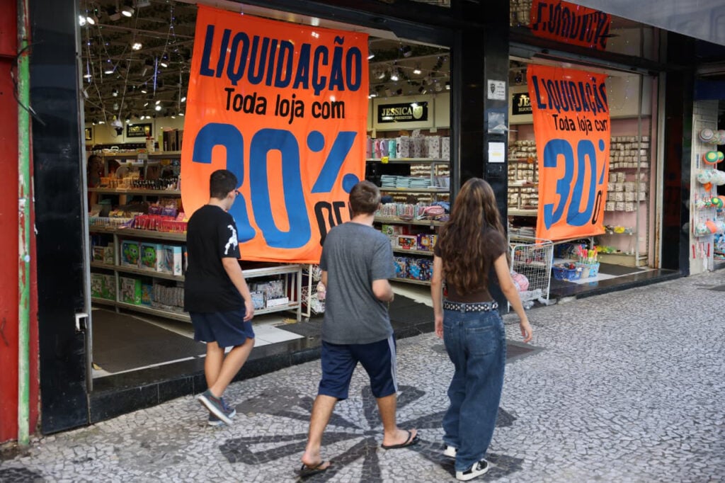 Comércio do Paraná mantém força, mas fecha 12 mil vagas em um ano