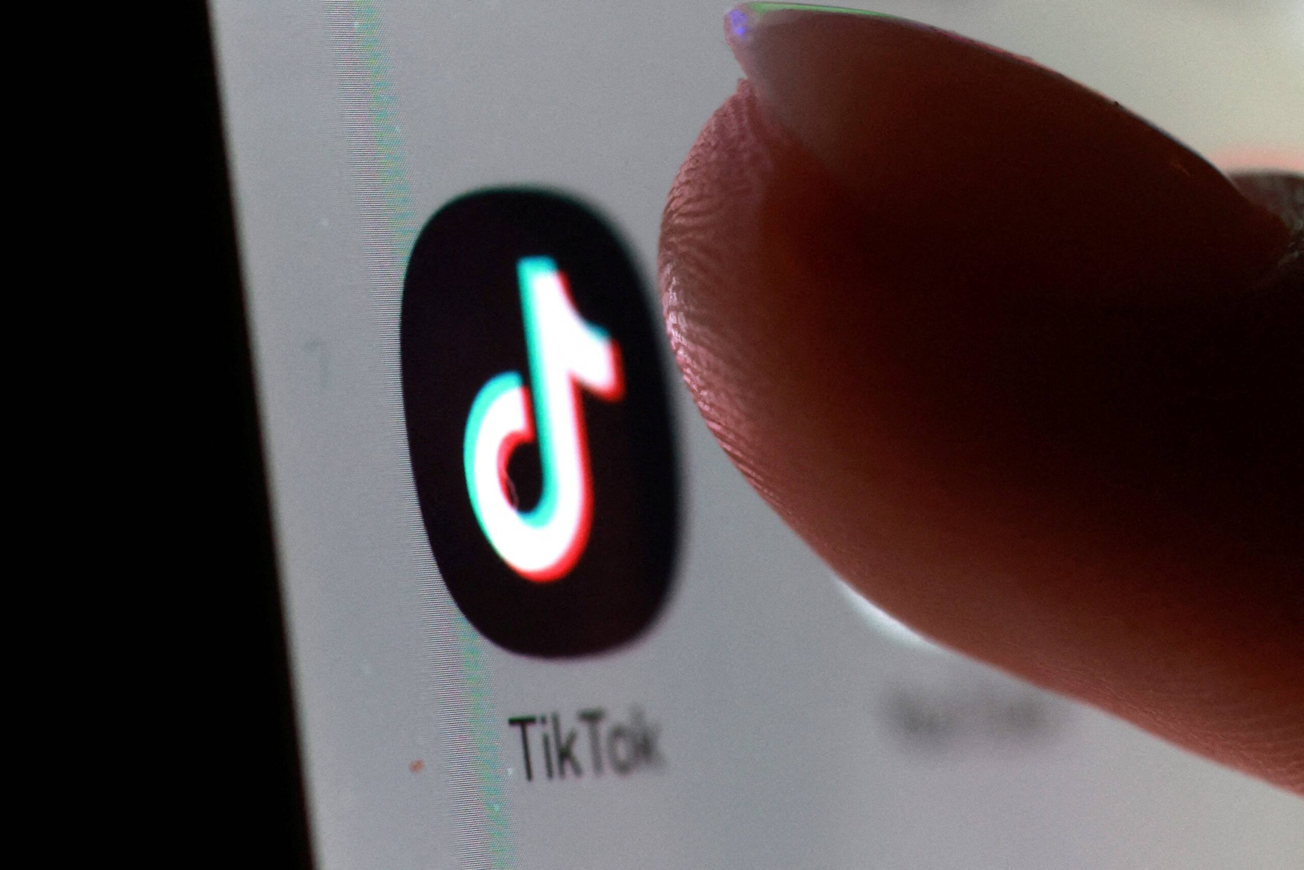 TikTok demite 250 moderadores e intensifica debate sobre IA na censura de conteúdo