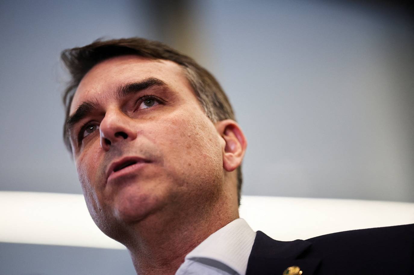 Flávio Bolsonaro endurece discurso: ‘Bandido será tirado de circulação, em pé ou deitado’