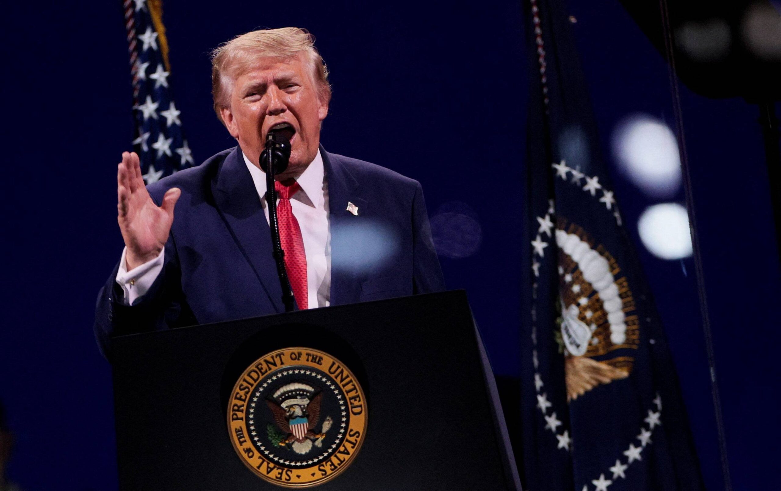 Trump endurece tarifas e ameaça Canadá com imposto de 50% a partir de 2027