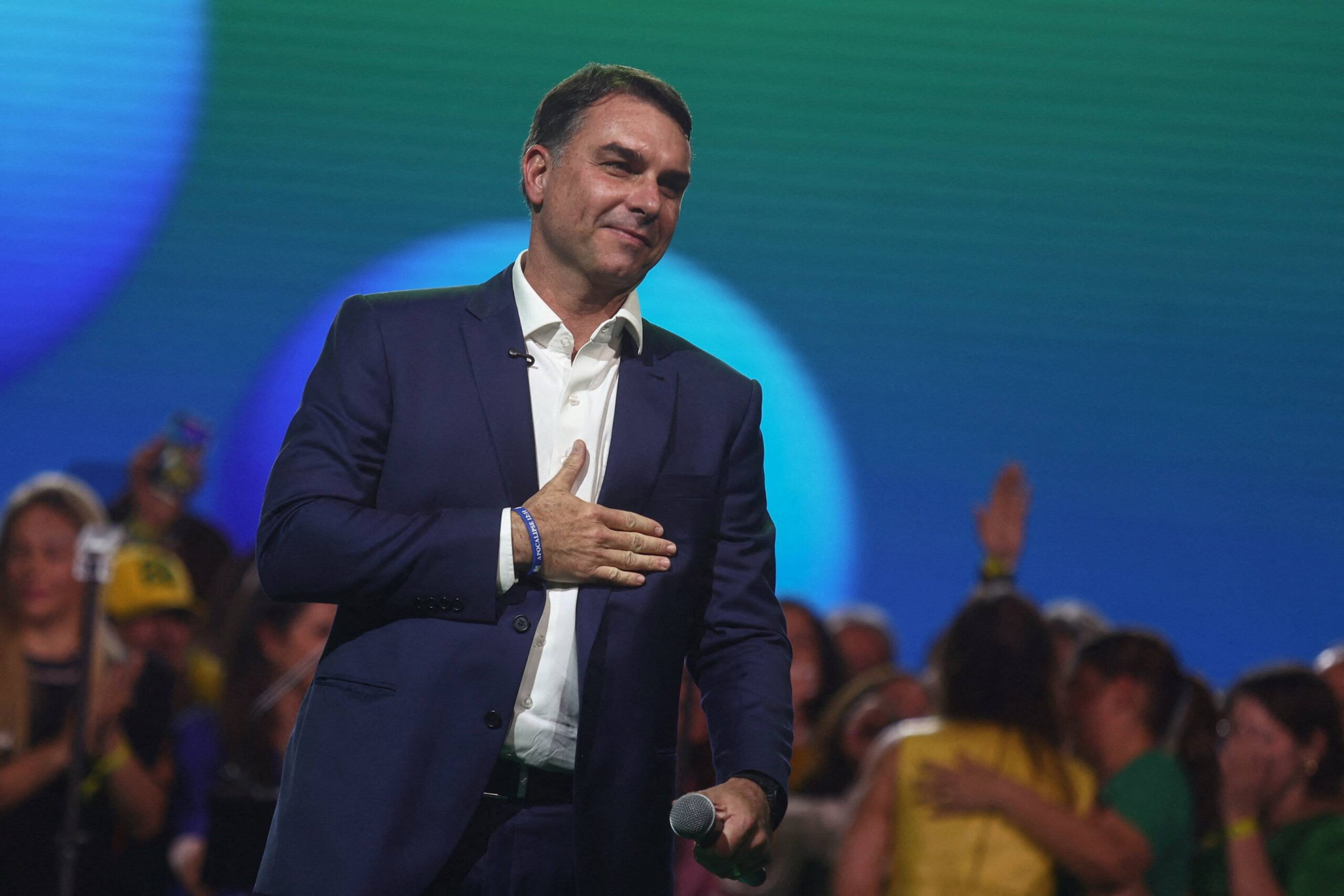 Flávio Bolsonaro sofre ameaça com faca na cidade do atentado contra Bolsonaro pai