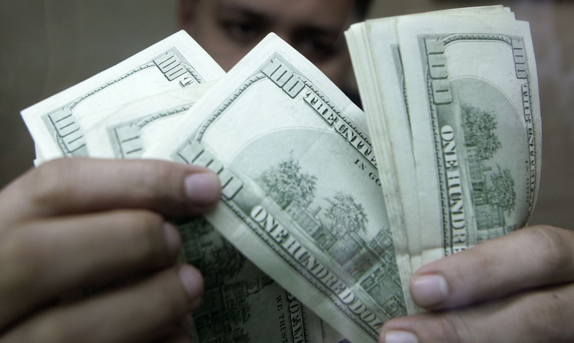 Dólar resiste em alta, mas cai quase 2% em julho impulsionado por petróleo e fluxo estrangeiro