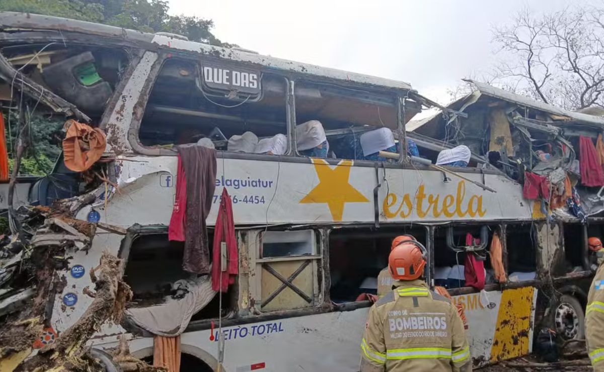 Ônibus clandestino tomba na BR-040 e mata 10 mulheres, inclusive criança