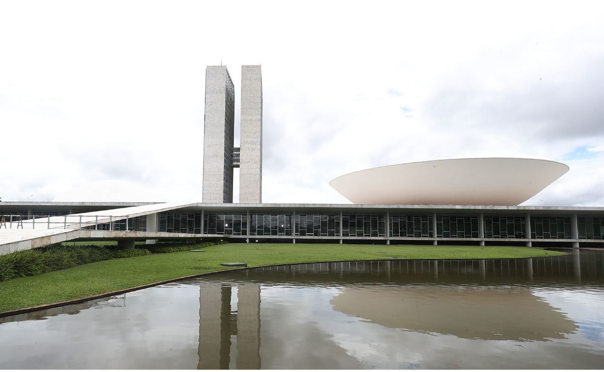 Paraná mantém mais de 80% dos deputados federais na disputa em 2026