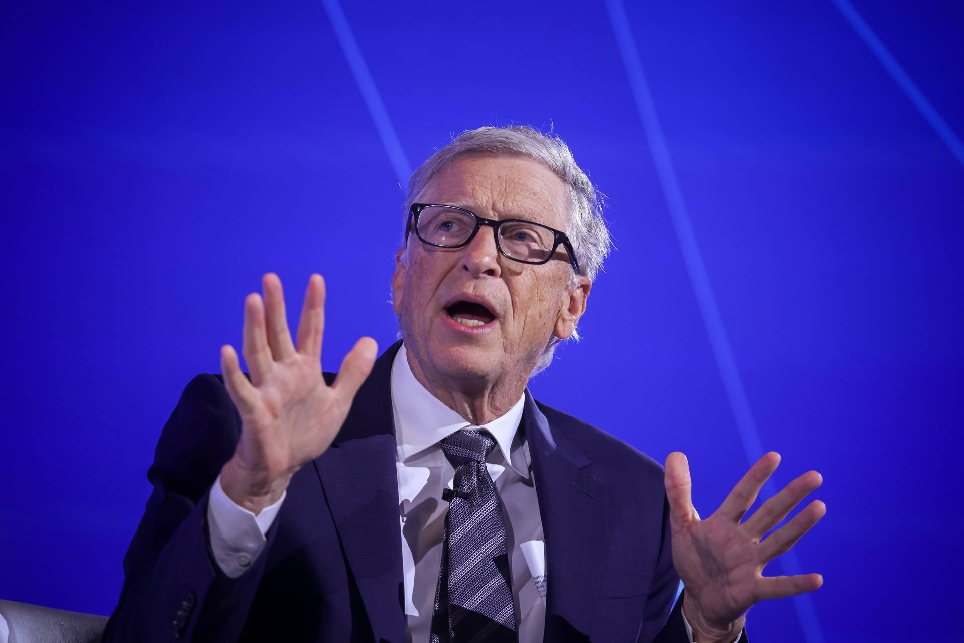 Bill Gates soa alerta contra injustiça da IA e cobra regulação urgente