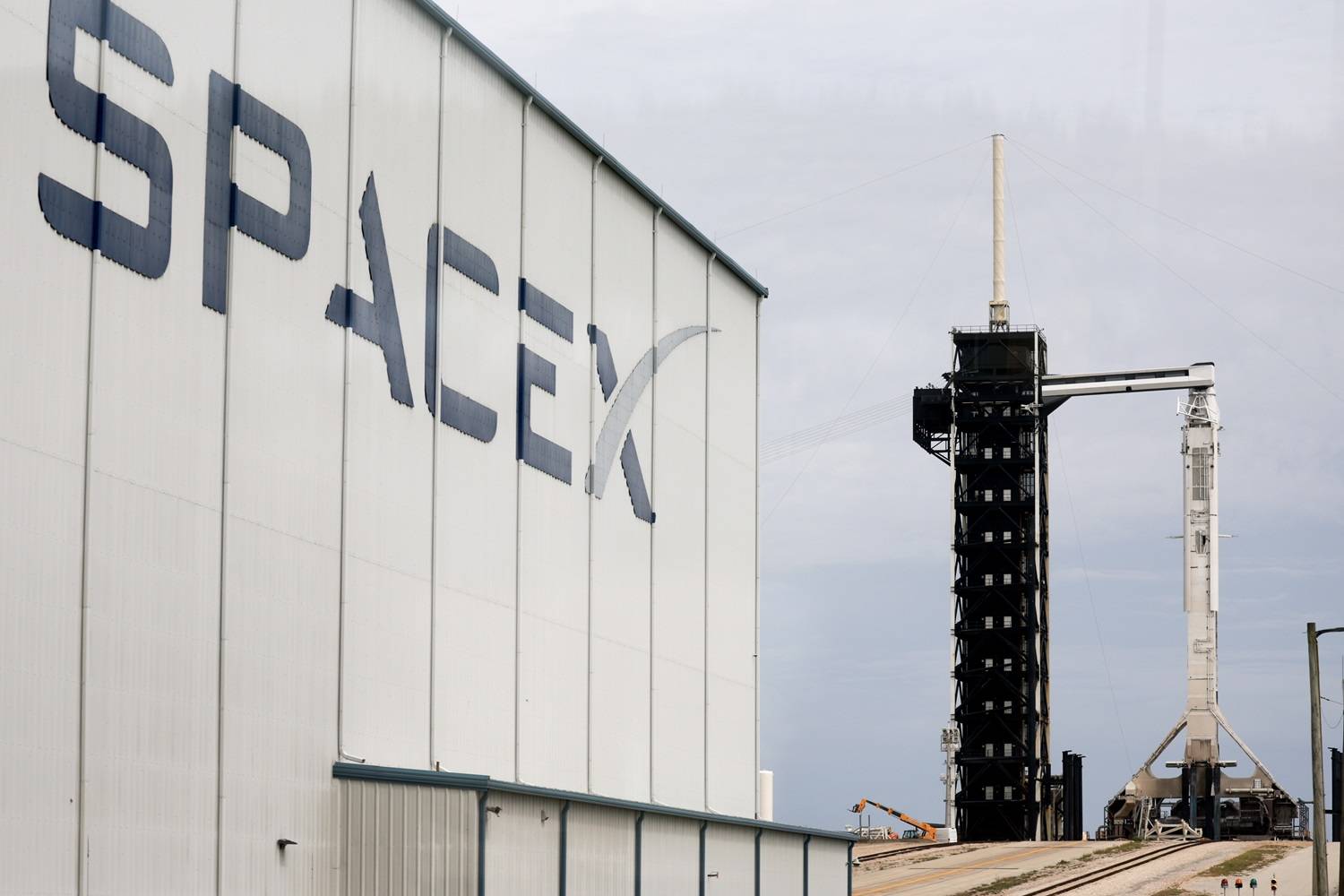 Trump investe até US$50 mil na SpaceX de Elon Musk em meio a contratos estratégicos